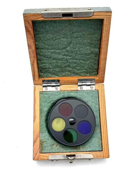 Picture of Zeiss color-filter-wheel for 0.965" eyepieces in woodenbox